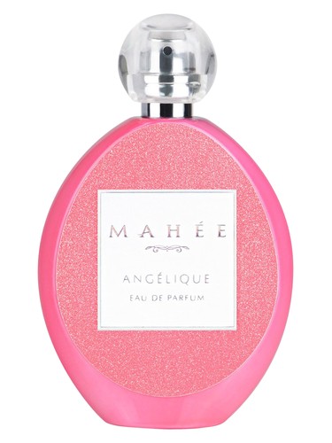Mahée Angélique Dans un Jardin